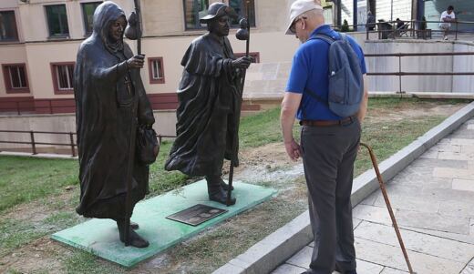 El PSOE exige retirar las estatuas de peregrinos de la Foncalada por instalarse sin permiso en zona protegida