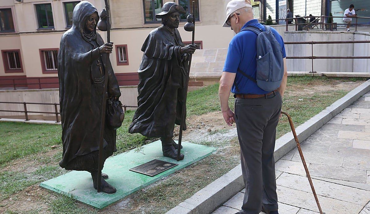 El PSOE exige retirar las estatuas de peregrinos de la Foncalada por instalarse sin permiso en zona protegida