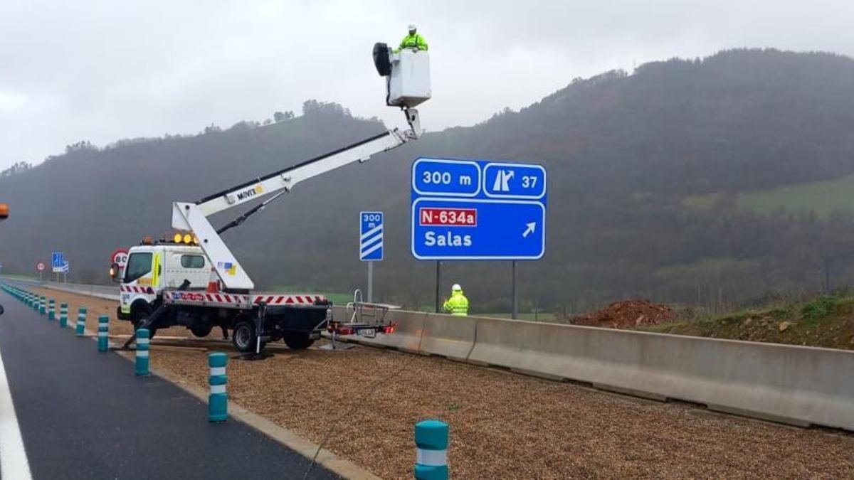 Un hombre de 51 años, en estado grave tras salirse con su coche de la N-634 en Nava y quedar atrapado en el interior