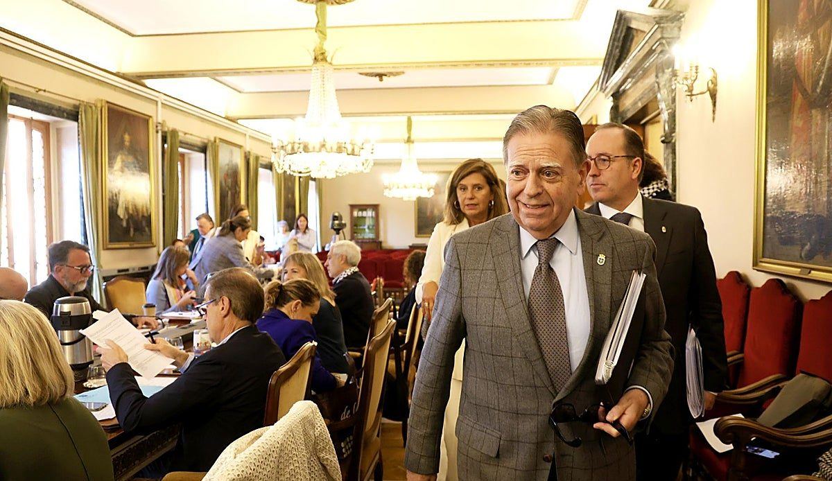 Canteli resta importancia a la agresión homófoba en San Mateo y niega el regreso de los bancos arcoíris a la Escandalera