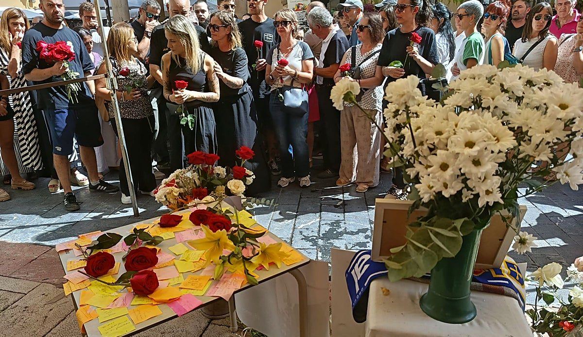 El Fontán llora a su florista: un violín y cien claveles despiden a Adrián Oliver