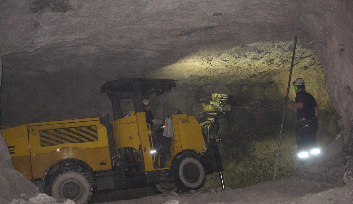 Vecinos de Siero exigen parar las perforaciones de fluorita en Muñó para proteger el agua de la zona