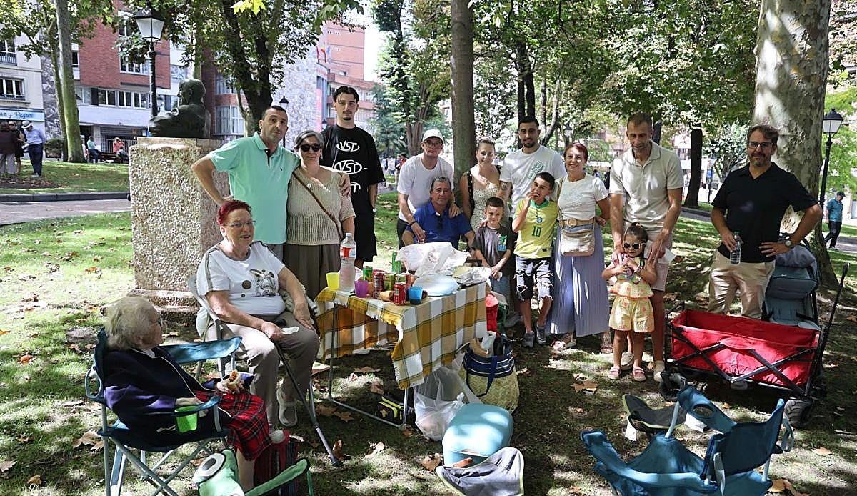 El Campo San Francisco se llena de manteles, sidra y bollo bajo el sol del día grande de Oviedo