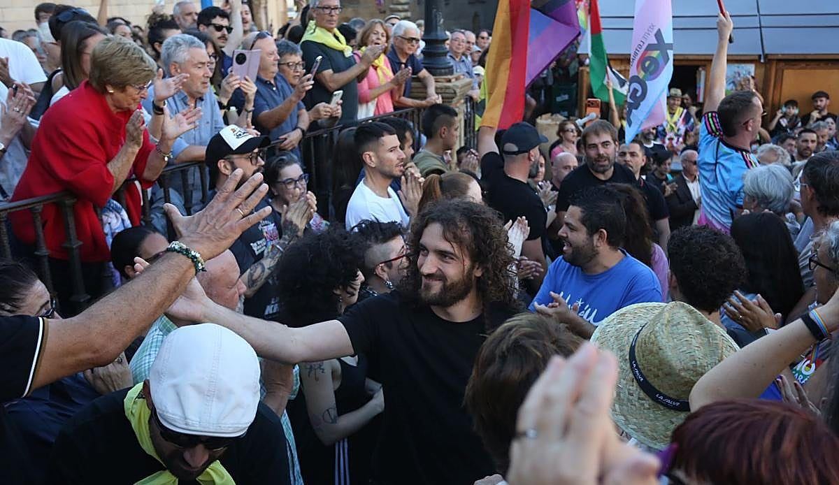 Cinco mil personas llenan la plaza de la Catedral de Oviedo para decir basta a la violencia ultraderechista
