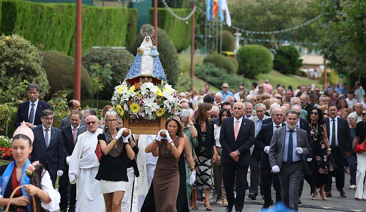 El Centro Asturiano de Oviedo brinda por unas fiestas históricas: juventud, récord de participación y 14.000 bollos bajo la l