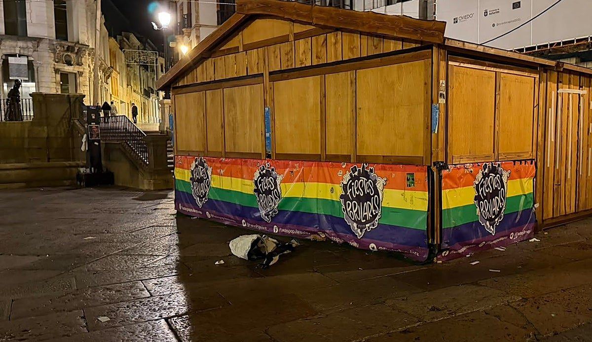 Nuevos actos de vandalismo contra la caseta de AMA Asturies en Oviedo: arrancan la pancarta antirracista dos veces en una mis