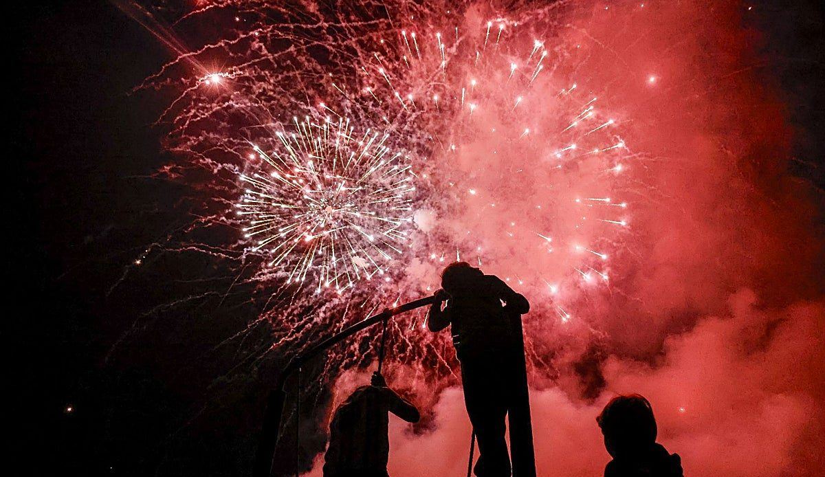 Veinte minutos de luz y color abren las fiestas de San Mateo en Oviedo con 740 kilos de pólvora en el cielo