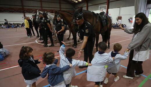 Seis caballos de la Policía Nacional conquistan a 900 escolares del Naranco en plenas fiestas de San Mateo
