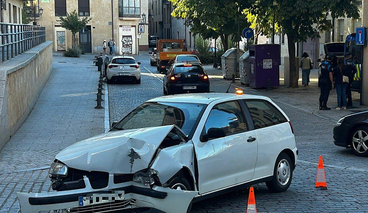 Un hombre de 67 años se empotra borracho contra un edificio en pleno centro de Salamanca