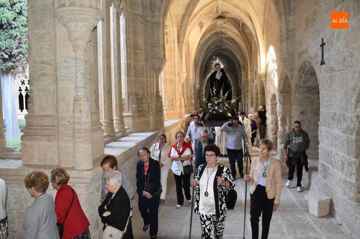 La Cofradía de la Soledad honra a la Virgen en la Catedral con procesión, relevo de cargos y un nuevo Cofrade de Honor