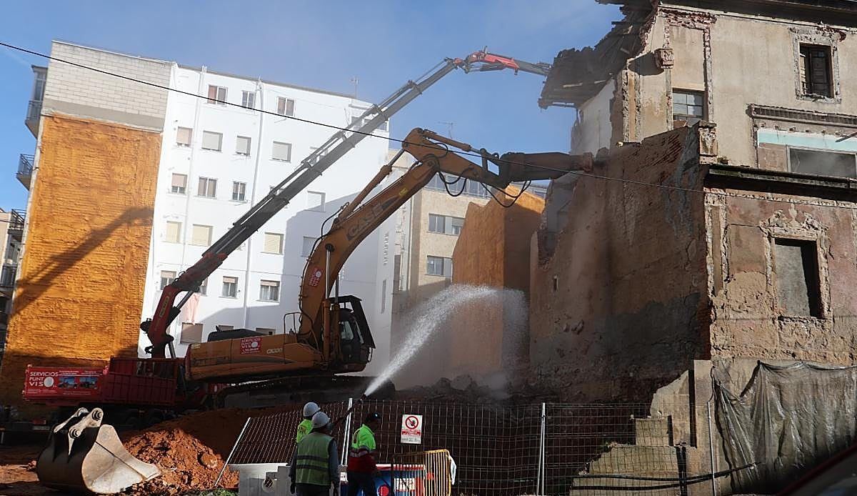 Cortes de tráfico en pleno centro de Salamanca: el derribo de un edificio cambia las rutas esta semana