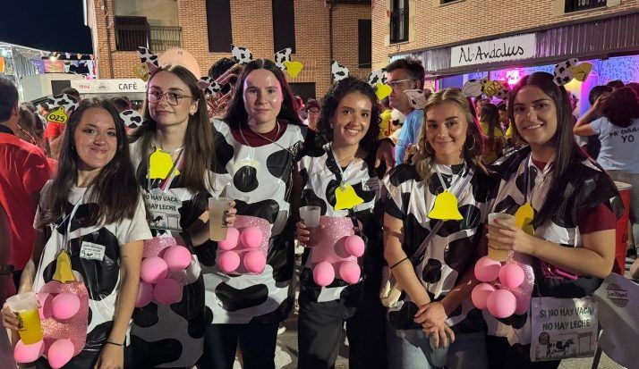 Villoria echa a andar sus fiestas patronales con un multitudinario desfile de peñas y mucho color en las calles