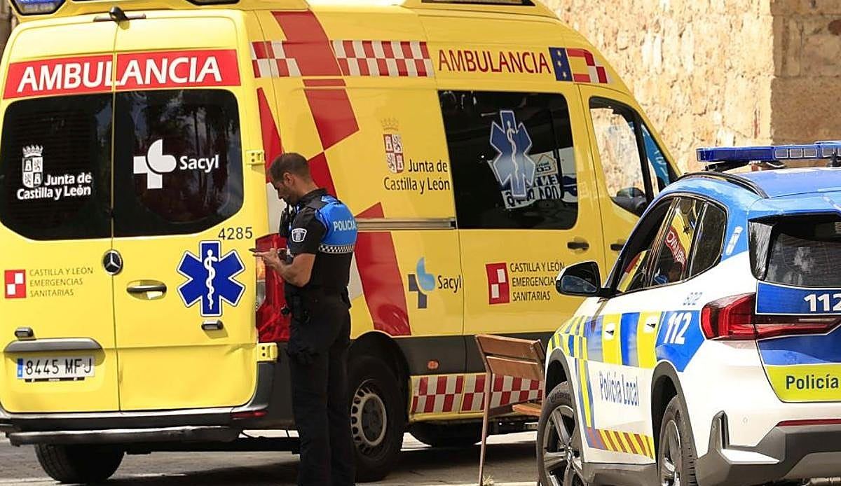 Dos heridos en un choque nocturno en la rotonda de Carbajosa: una joven y un menor con molestias cervicales