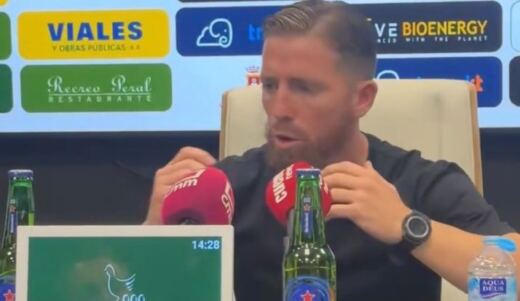 Muniain estalla contra el arbitraje tras la expulsión de Murua: "Que me vengan a explicar cómo pueden dejar a un equipo con d