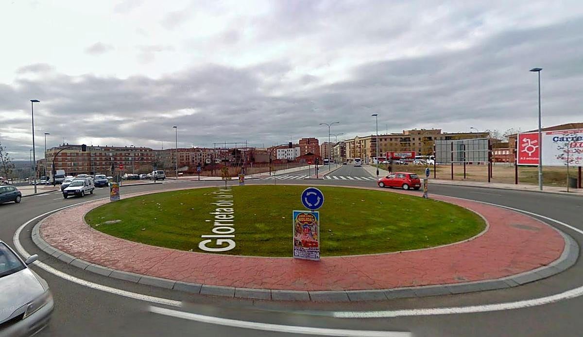 Un motorista acaba en el suelo tras chocar con una furgoneta en plena glorieta de la Flecha de Salamanca