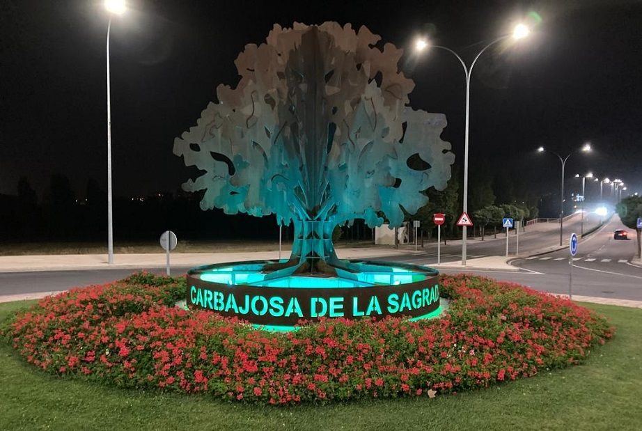 Dos heridos con molestias cervicales tras una colisión entre turismos en la glorieta de la SA-20 a su paso por Carbajosa