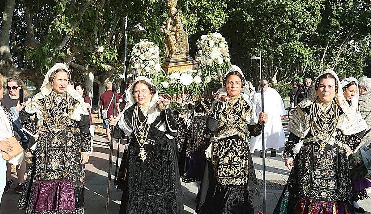 La Virgen de la Vega lucirá su trono de flores un día más: la ofrenda de Salamanca estrena novedad histórica