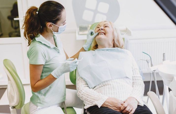 El Ayuntamiento de Salamanca abre el lunes las inscripciones para 80 revisiones y limpiezas dentales gratuitas destinadas a m