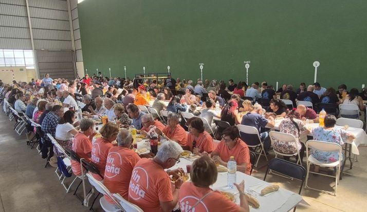 Villaseco de los Reyes brinda por sus fiestas con paella para 300 vecinos y un emotivo reconocimiento a la farmacia del puebl