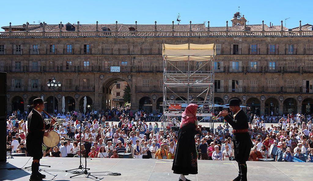 Salamanca lo da todo este domingo: tamborileros, coches clásicos, toros y un doble concierto para cerrar las fiestas con broc