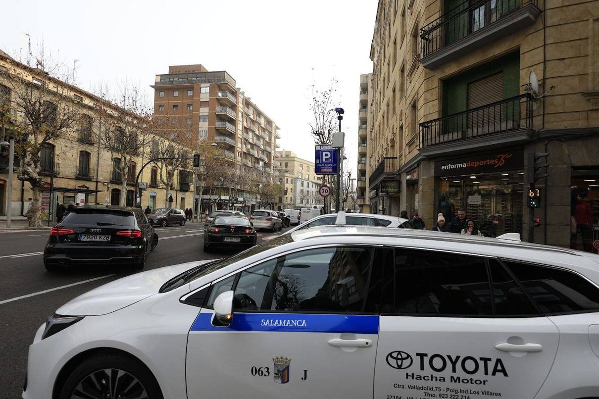 El coche que todo lo ve pero no puede multarte: así vigila el nuevo sistema de la ORA las calles de Salamanca
