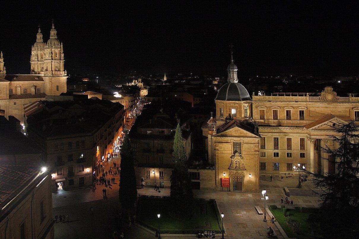 La Plaza Mayor de Salamanca se despide de sus fiestas al ritmo de Antoñito Molina