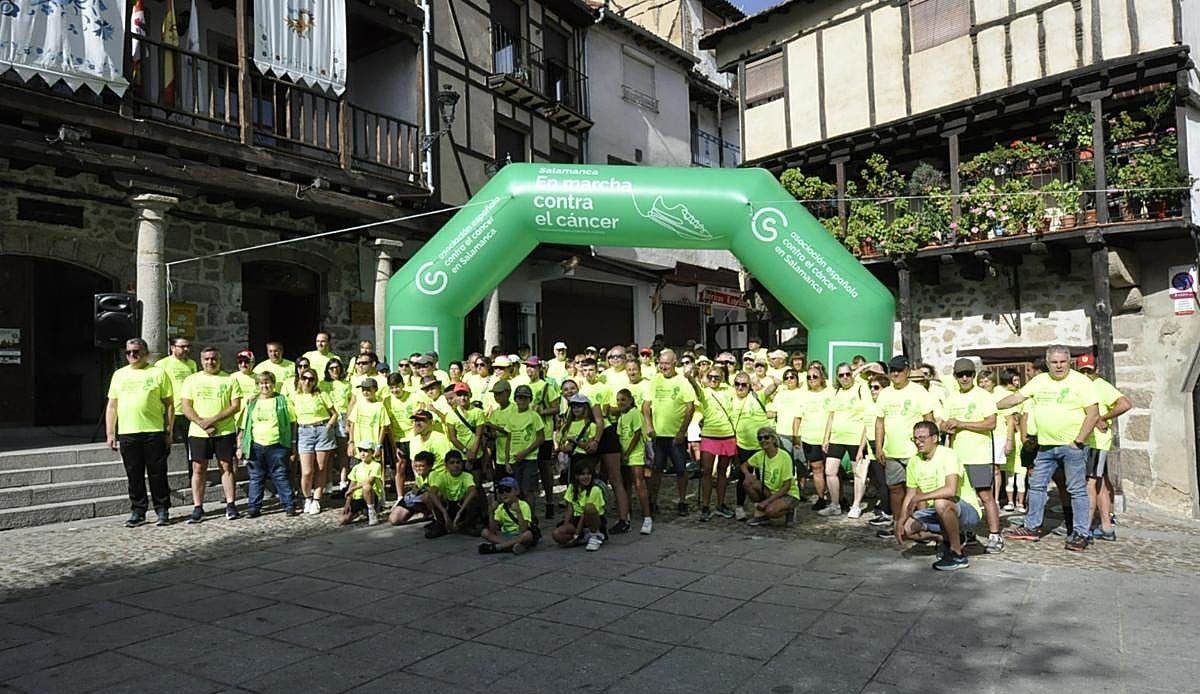 San Esteban de la Sierra une fuerzas contra el cáncer en una histórica jornada solidaria que llenó sus calles de color y espe