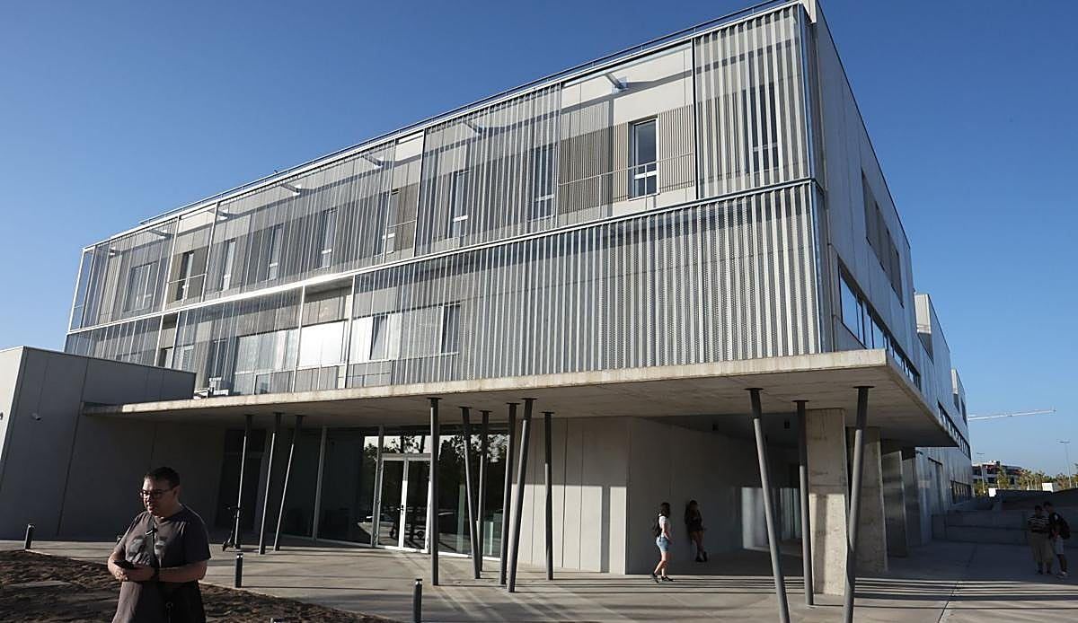 Salamanca estrena su primera gran facultad en décadas con invernadero, campos de cultivo y 90 alumnos de Veterinaria