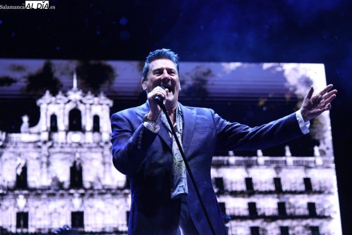 Tony Hadley conquista la Plaza Mayor de Salamanca pese a la lluvia con una noche de puro pop ochentero