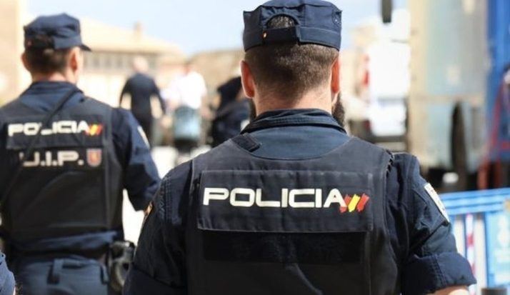 Un rozón en la parada del autobús acaba con dos mujeres detenidas por usar una tarjeta robada en Salamanca