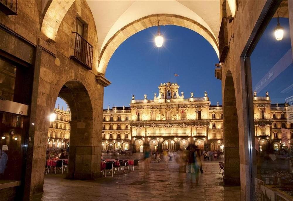 Un conductor huye de un control de alcoholemia y es atrapado en plena Plaza de España de Salamanca