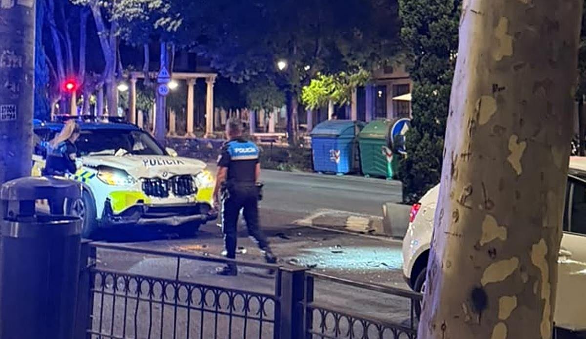 Un coche de la Policía Local choca en el paseo de Carmelitas y deja dos heridos en plena noche salmantina