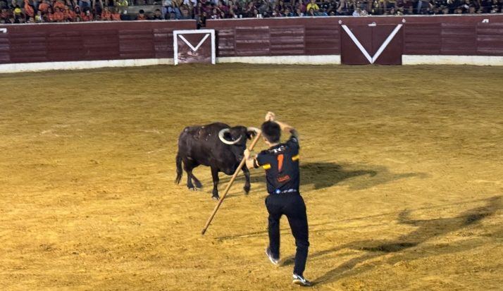 La plaza de La Vega abre las fiestas de Villoria con una noche de emoción taurina y capea popular