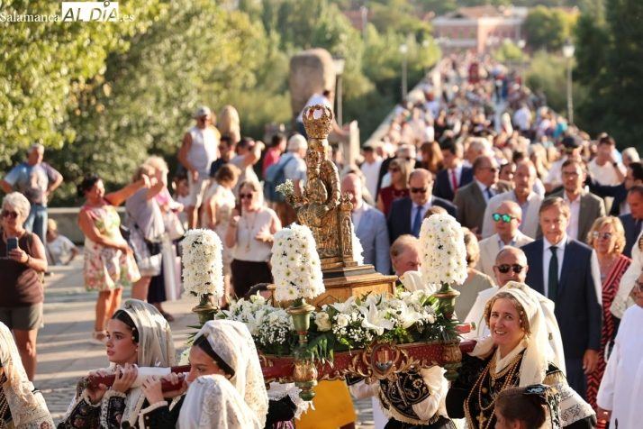 Quinientos charros llenan de flores y devoción el casco histórico de Salamanca en la víspera de la Virgen de la Vega