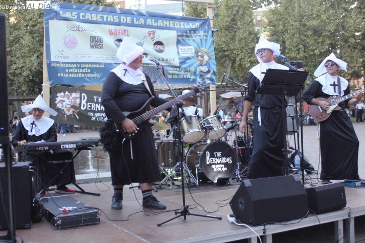 The Bernardas llenan de ritmo y carcajadas las casetas de La Alamedilla en las Ferias de Salamanca