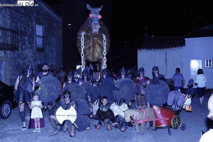 Ocho peñas convierten las calles de Pereña de la Ribera en un espectáculo de ingenio y alegría