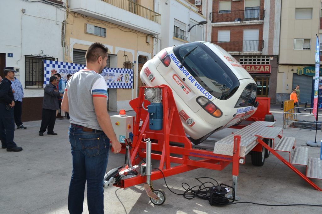 Santa Marta de Tormes sube a sus jóvenes a un simulador de vuelco para enseñarles los peligros de la carretera