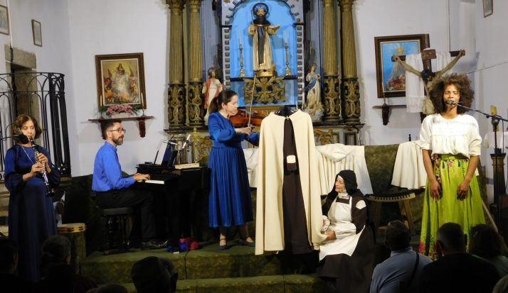La iglesia de San Antonio Abad de Fresnedoso renace con teatro, música y poesía para abrir sus fiestas patronales