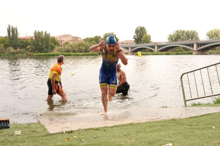 El río Tormes se convierte en escenario del Campeonato de Castilla y León de Acuatlón con más de 150 deportistas