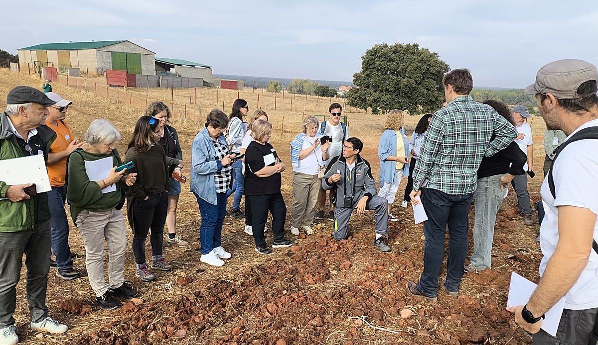 El IRNASA lleva a Salamaq talleres de abejas, plantas silvestres y herramientas para el agricultor del futuro