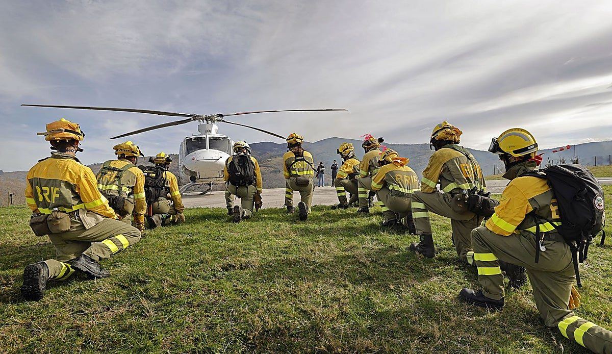 Los bomberos forestales de Ruente denuncian que cobran hasta 3.500 euros menos al año que el resto de sus compañeros en Españ