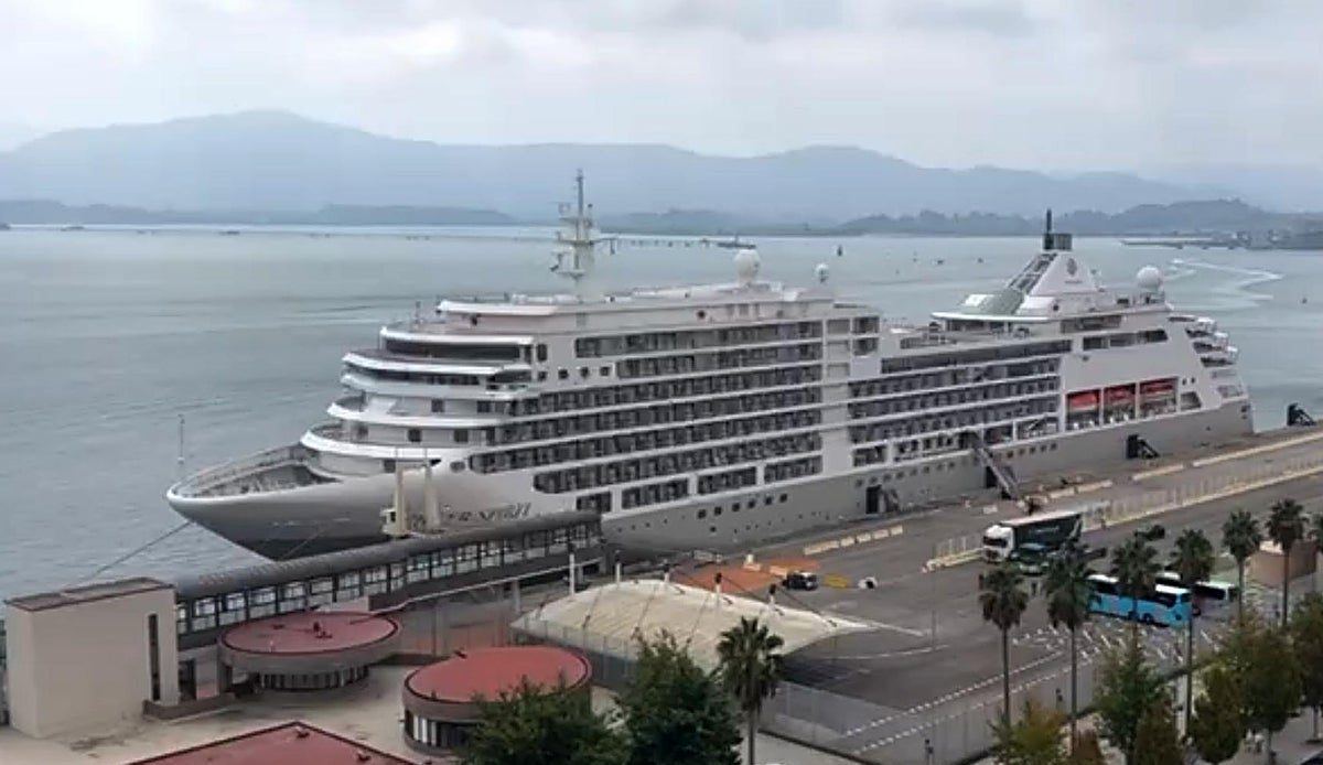 El Silver Spirit ilumina la Bahía de Santander en una nueva escala de lujo