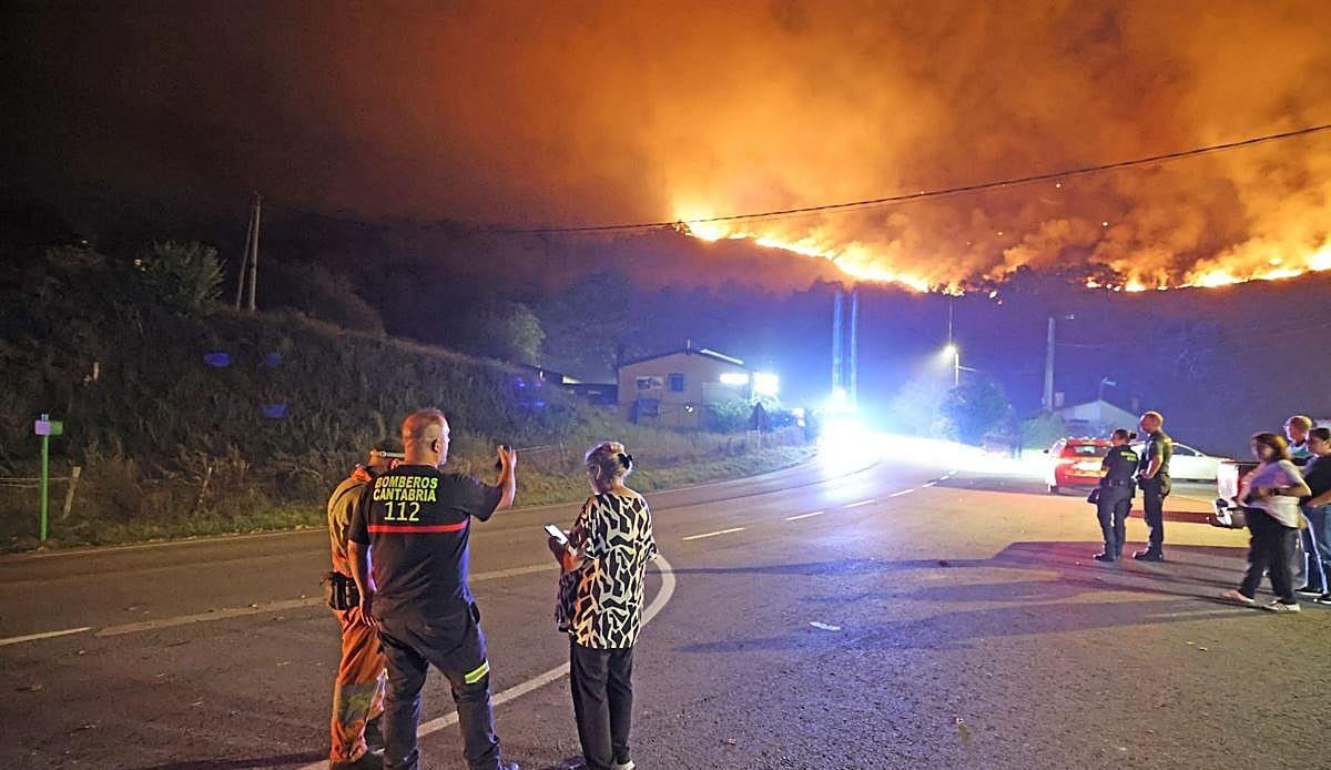 Un incendio forestal pone en jaque a Correpoco y obliga a descargar 15.000 litros de agua para salvar el pueblo