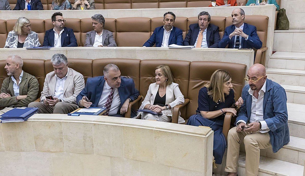 Los altos cargos del Gobierno de Buruaga cuestan un 11% más que los del bipartito al que criticaba