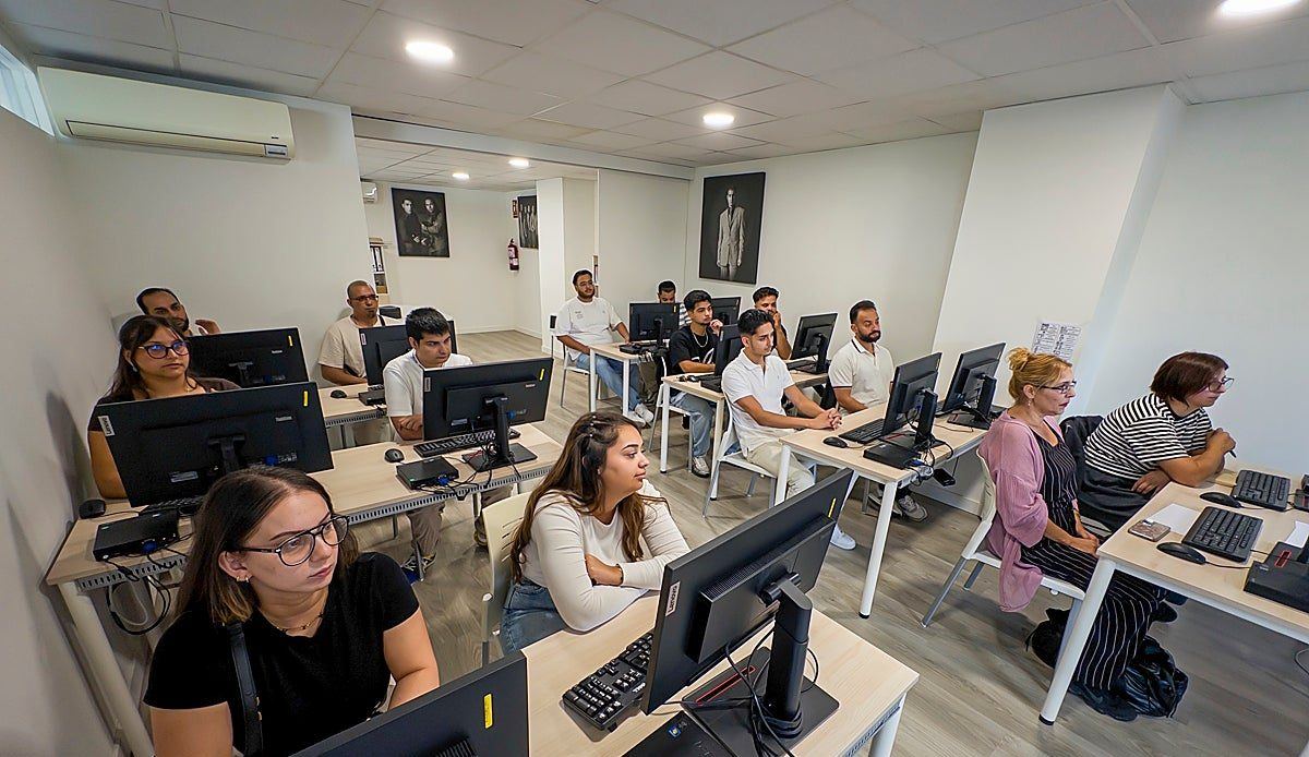 Santander da trabajo y formación a quince jóvenes gitanos en un programa pionero en Cantabria
