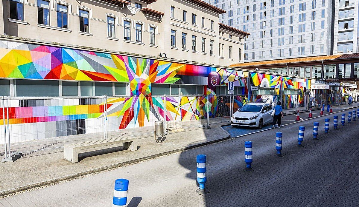 El artista Okuda transforma con color la entrada de Urgencias Pediátricas de Valdecilla