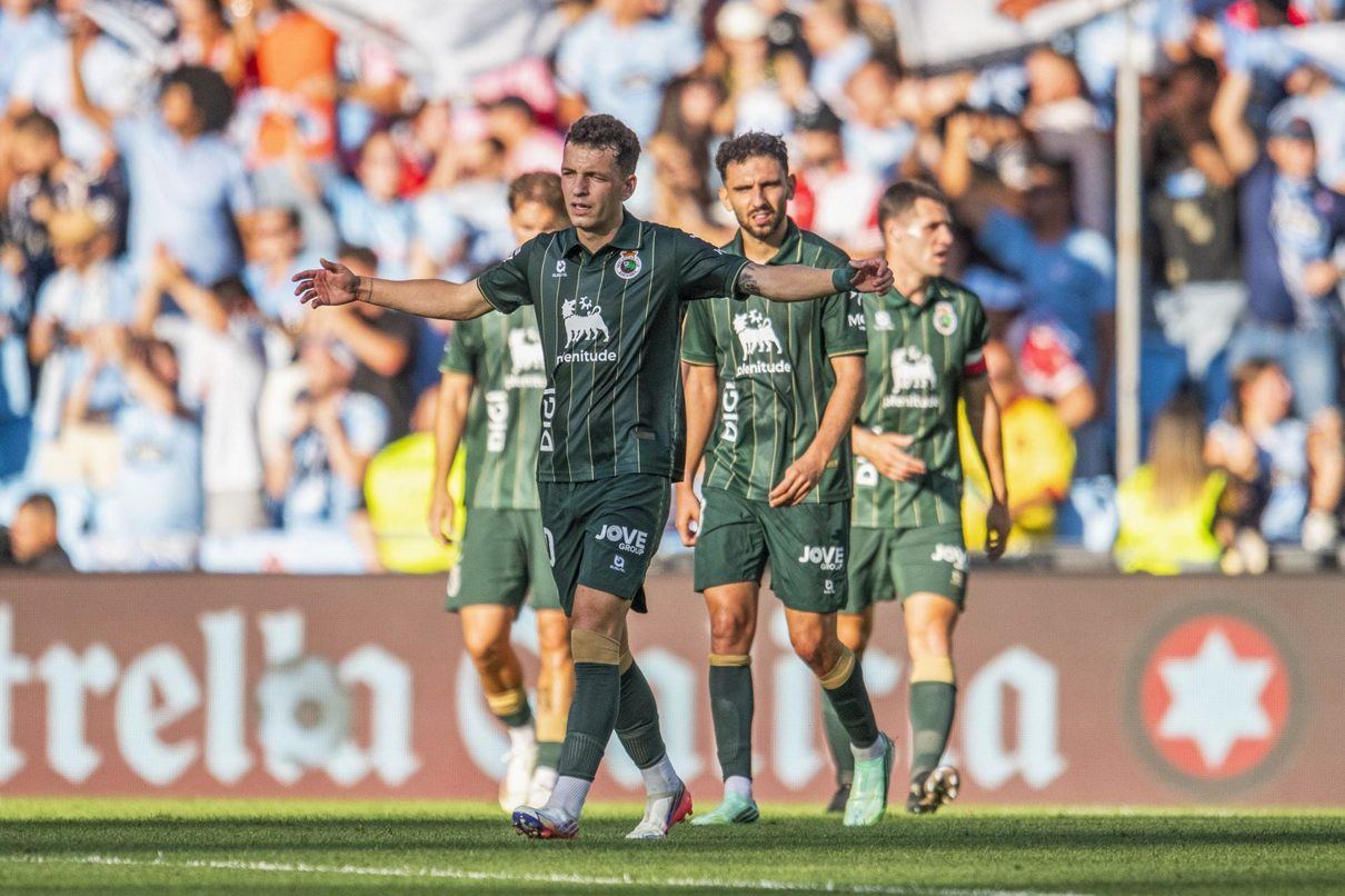 Íñigo Vicente toma las riendas del Racing en Balaídos y firma el partido más completo de su temporada
