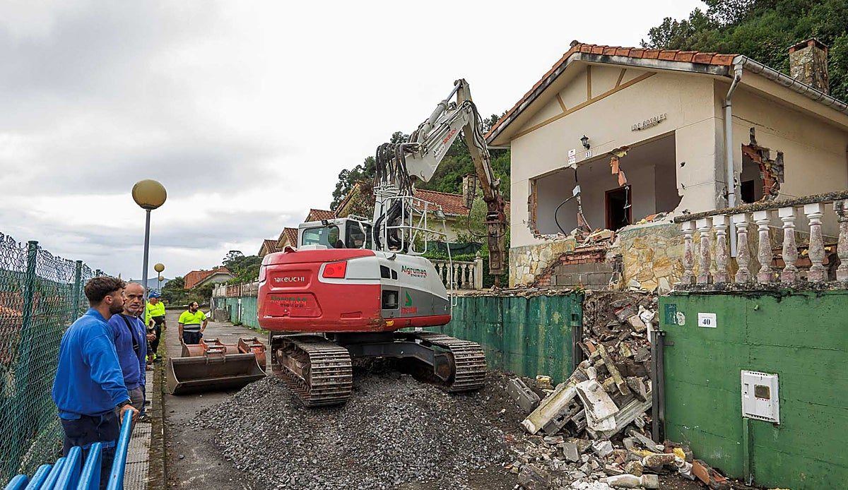 Argoños inicia los primeros derribos de chalés ilegales mientras los okupas bloquean la demolición de otros ocho