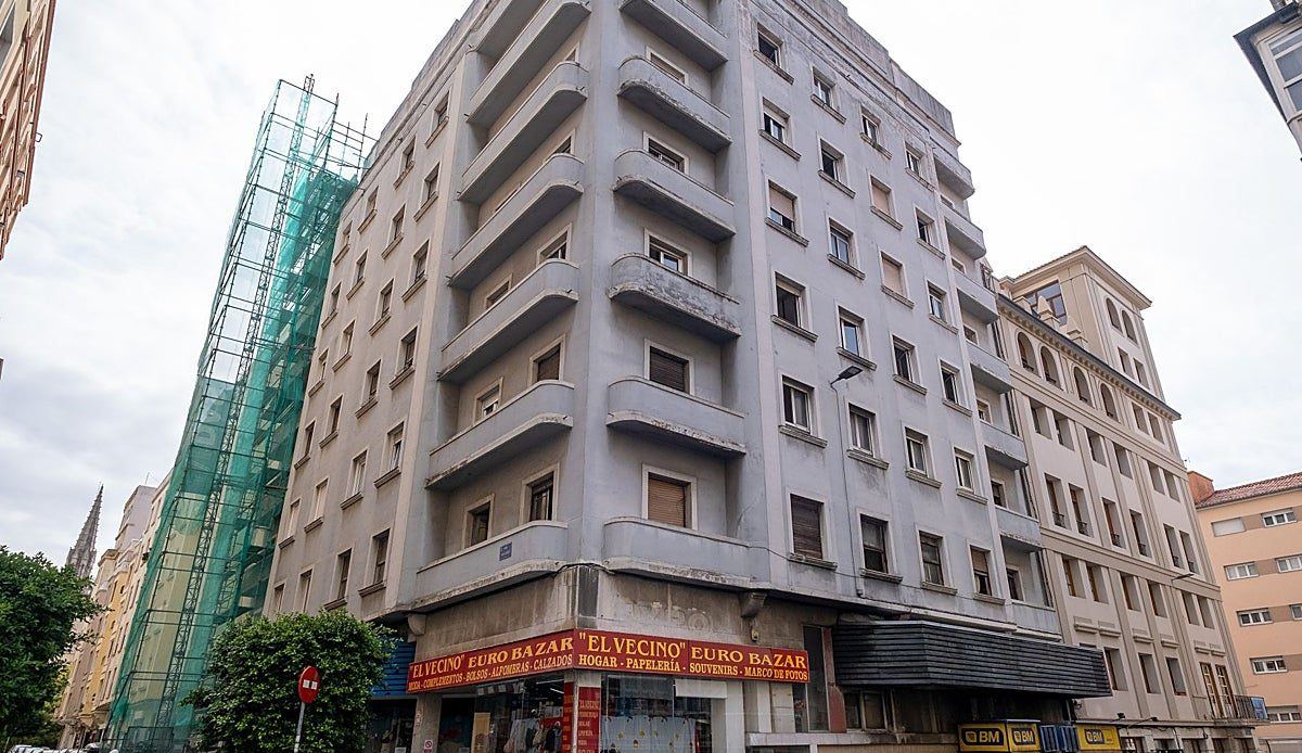 Tres familias desalojadas en Santander denuncian abandono municipal mientras apuntalan su edificio sin avisarles