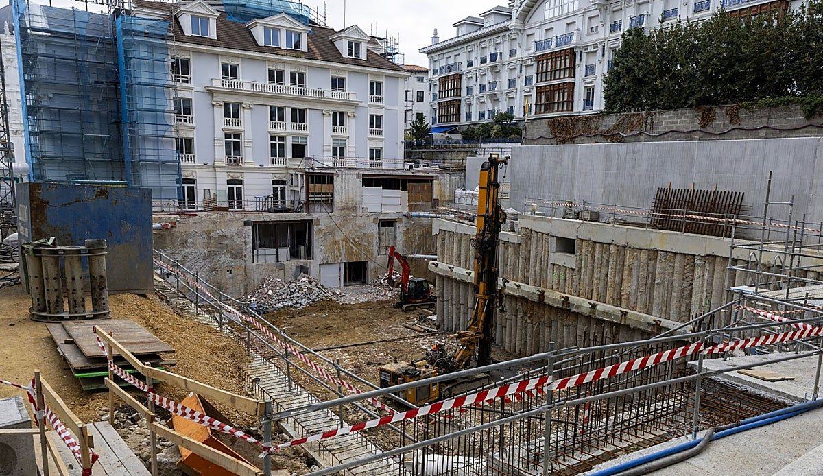 El futuro complejo hotelero del Paseo de Pereda toma forma: terminada la excavación del París y en marcha la reforma del Hoyu